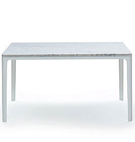 Rechteckiger Marmor Couchtisch mit weißem Gestell. Moderner Beistelltisch für Wohnzimmer und Lounge.