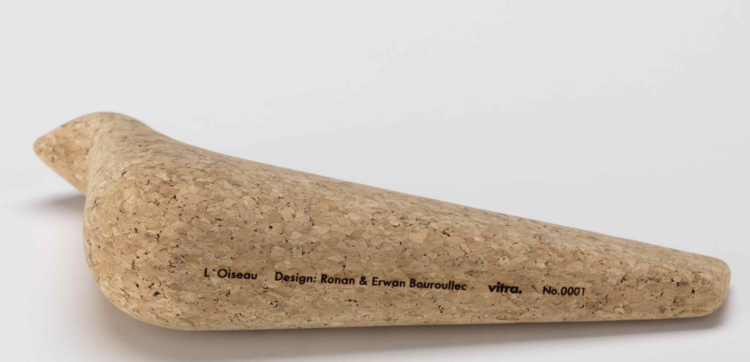 Vitra L'Oiseau Korkfigur, eine moderne, dekorative Vogelskulptur aus Naturkork für Wohnaccessoires und Designliebhaber.