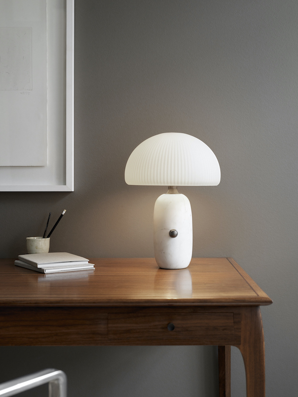 Weiße Vipp Sculpture Tischlampe groß auf einem Holztisch, modernes Design.