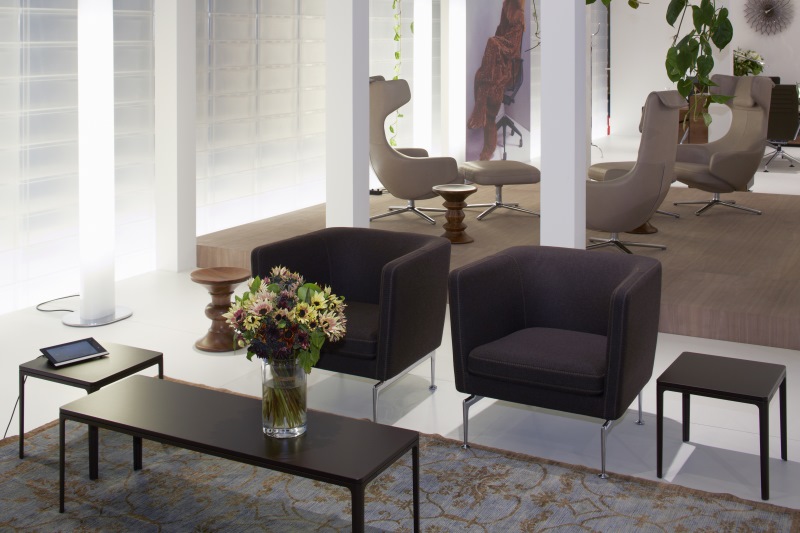 Zwei braune Suita Club Sessel von Vitra in einem modernen Wohnzimmer mit Couchtisch.