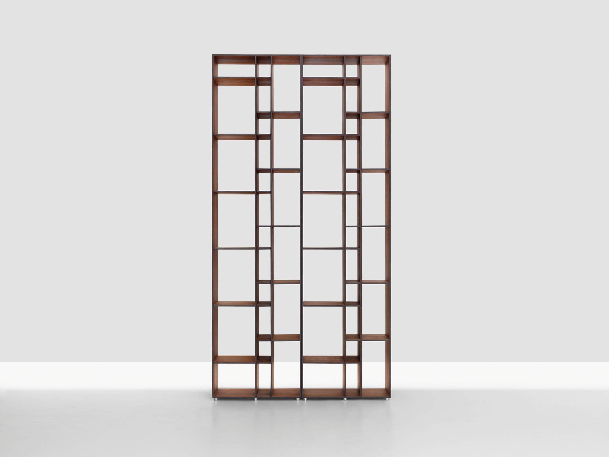 Bild eines Code Holzregals aus MDF, modernes Design mit offenen Fächern.