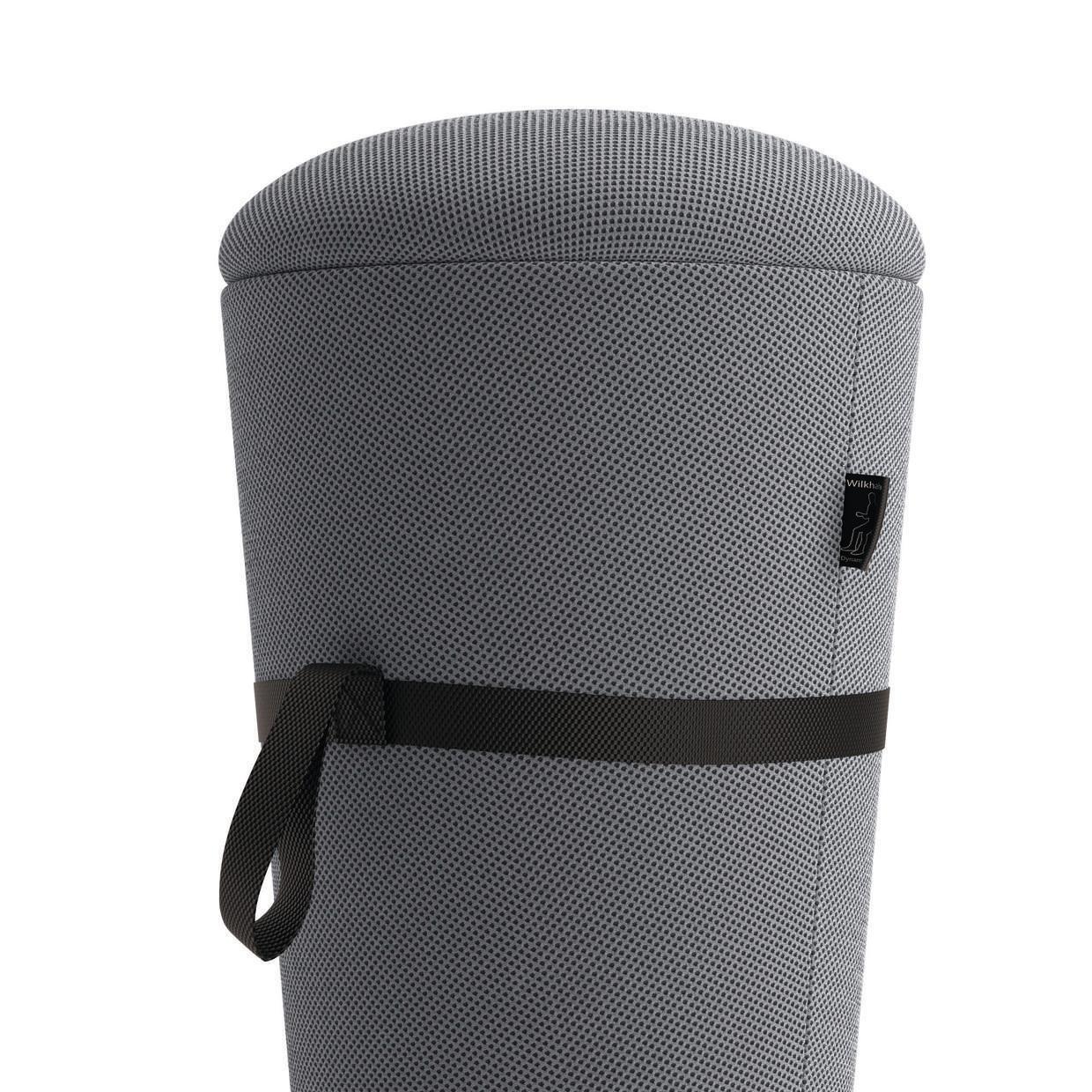 Grauer Wilkhahn Sitzhocker für Steharbeitsplätze, ergonomischer Stehhocker mit Tragegurt für Büro und Homeoffice.