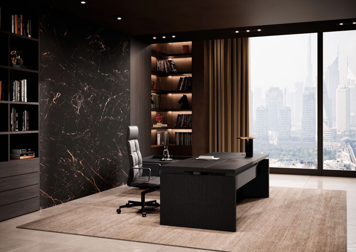 Schwarzer Leadchair Executive Soft Drehstuhl von Walter Knoll im modernen Büro mit Schreibtisch.