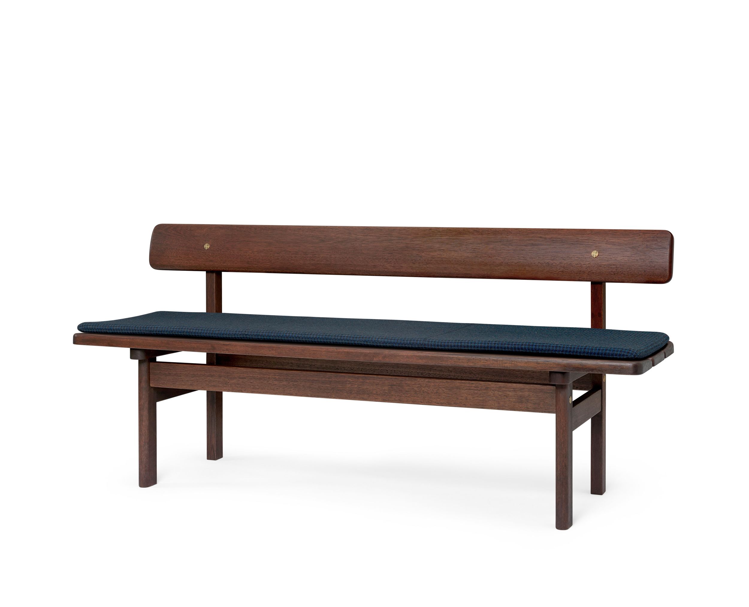 Asserbo Bank von Carl Hansen & Søn aus geöltem Eukalyptusholz mit blauem Sitzkissen.