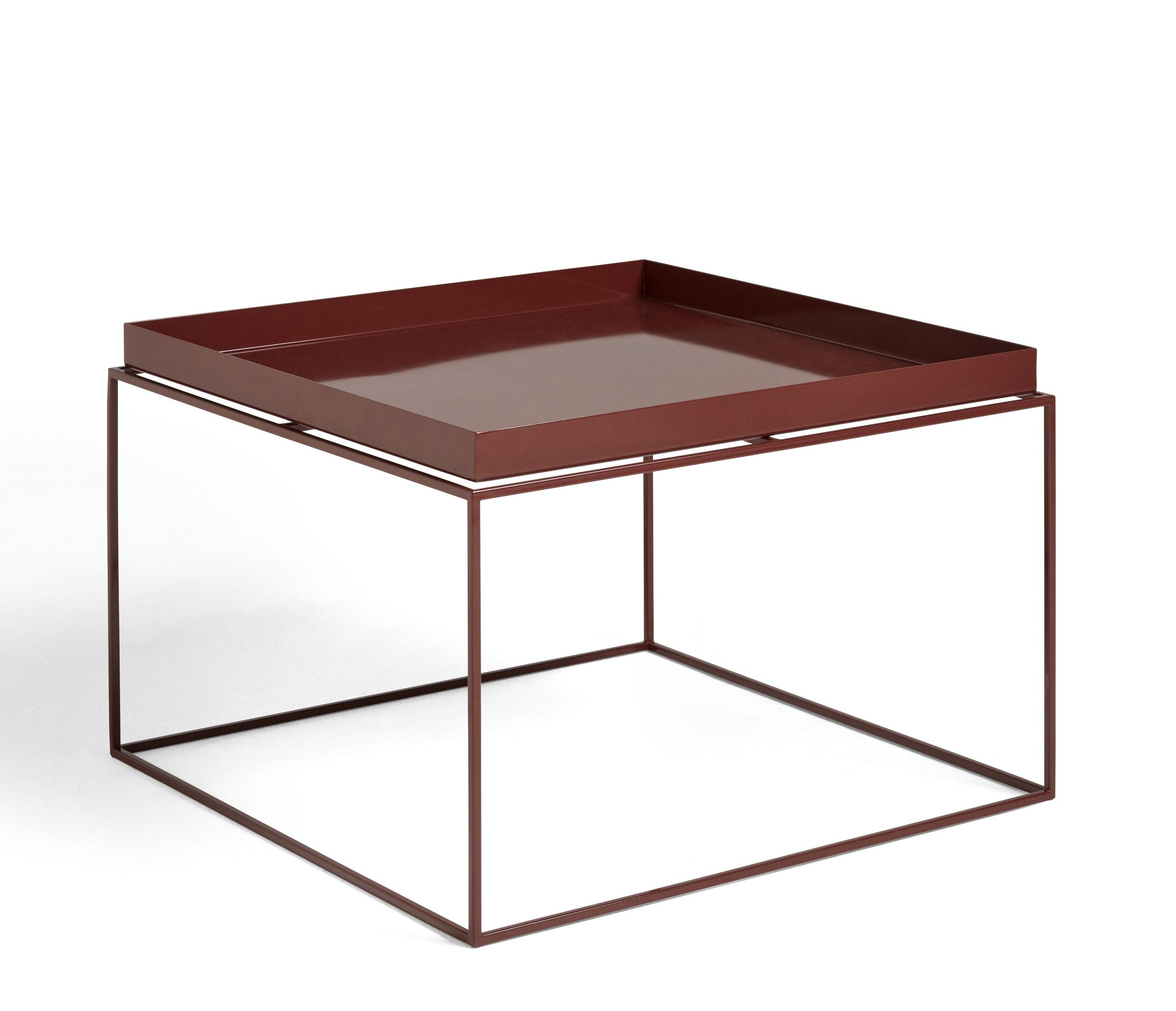 Hay Tray Table Couchtisch in Schokolade: Quadratischer Beistelltisch mit Tablettaufsatz und filigranem Metallgestell in schokobrauner Farbe.