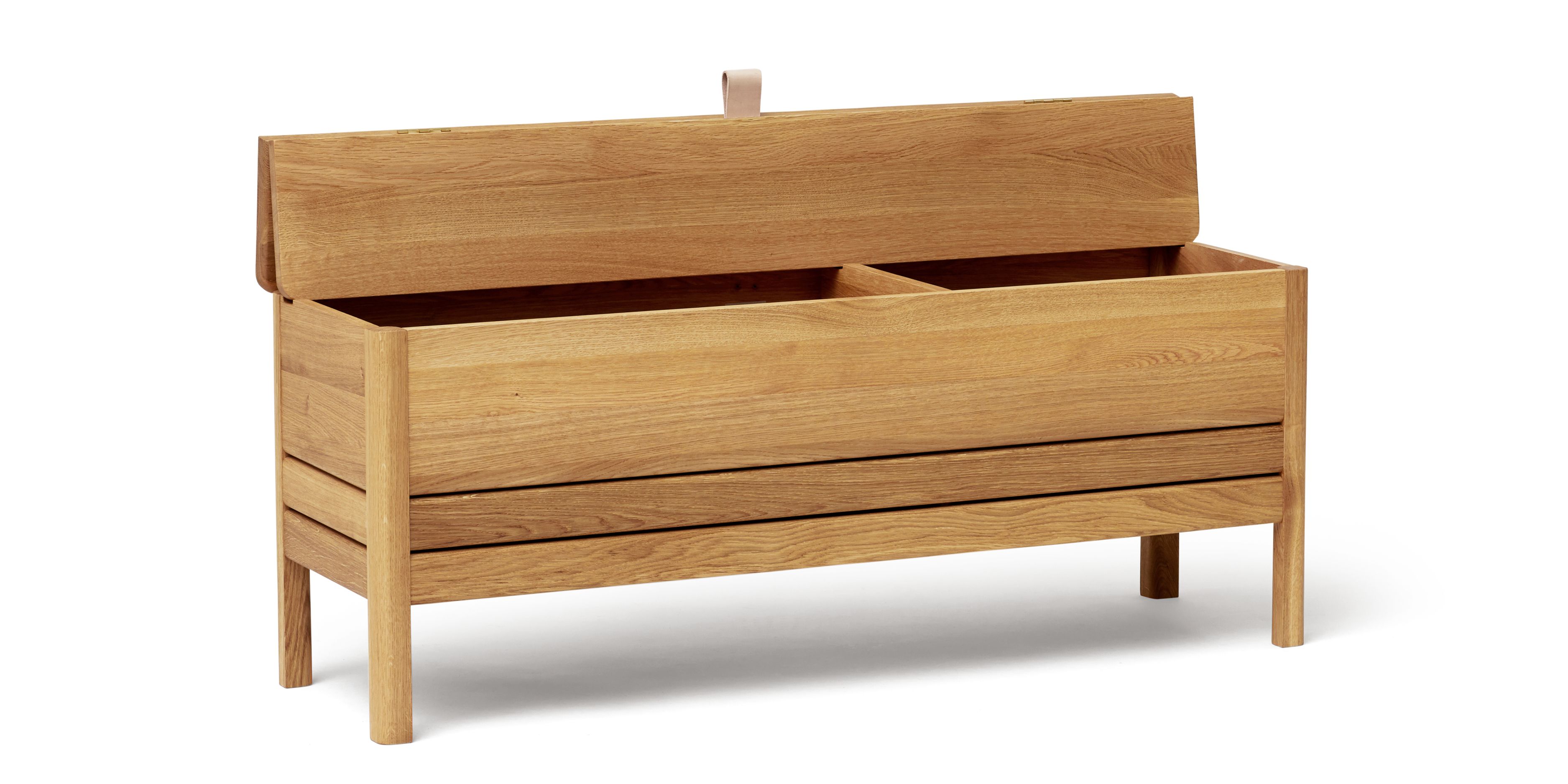 A Line Truhenbank aus Eiche von Form & Refine mit geöffnetem Deckel.