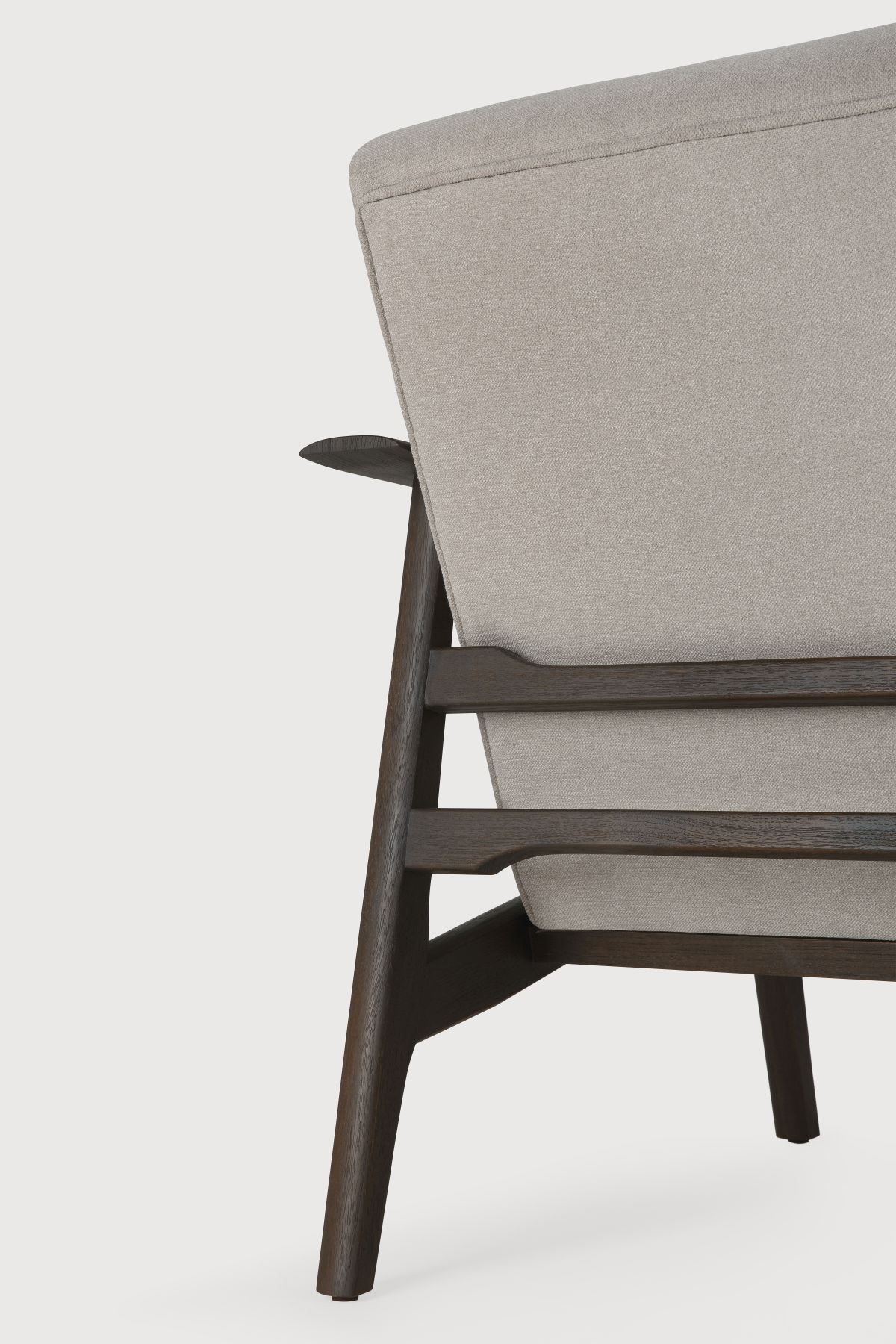 Detailansicht des Ethnicraft Aspekt Sessels: Holzrahmen und hellgrauer Stoffbezug. Design Sessel.