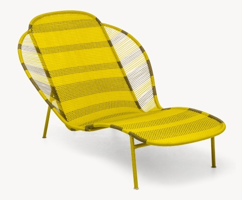 Gelbe Imba Liege von Moroso, Teil der M' Afrique Collection. Moderne Outdoor-Liege mit geflochtenem Design.