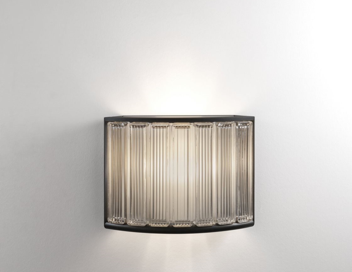 Estadio Wandleuchte von Santa & Cole: Geripptes Glas mit schwarzem Rahmen, moderne Wandbeleuchtung.