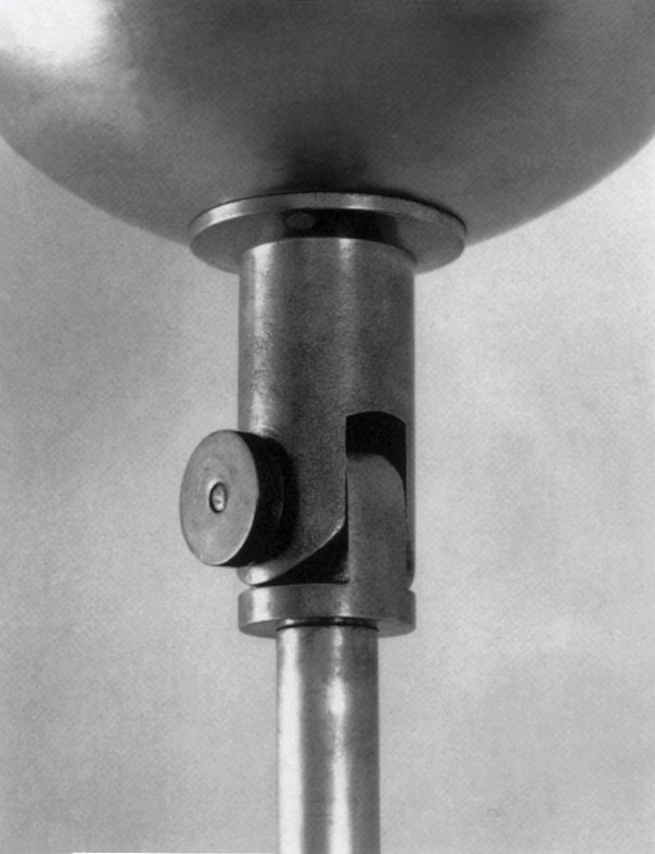 Detailaufnahme der GATCPAC Lampe von Santa & Cole, Metallstruktur und Lampenschirm.