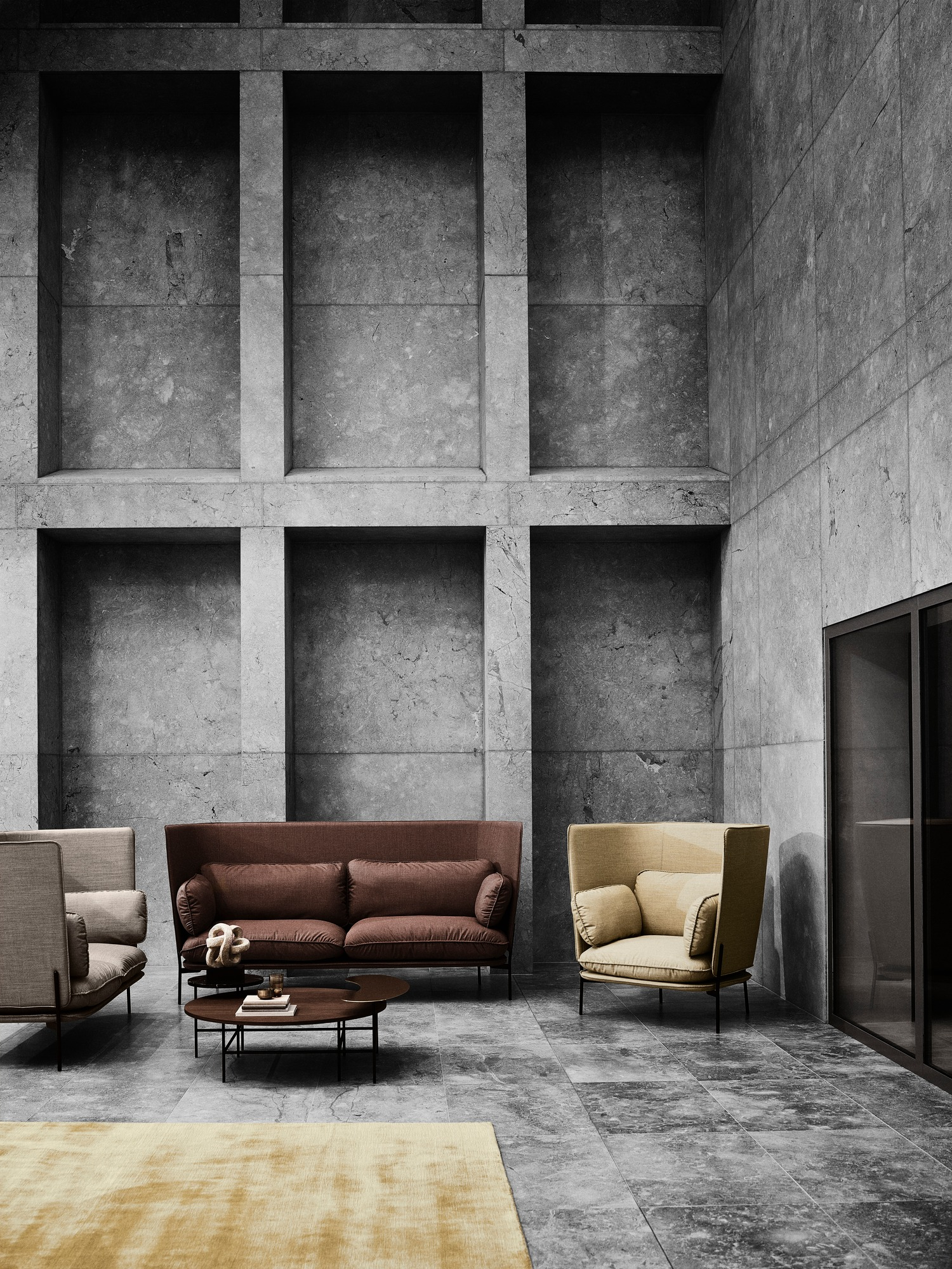 AndTradition Cloud Sofa Highback, ein braunes 3-Sitzer Sofa mit Sessel in modernem Wohnraum.