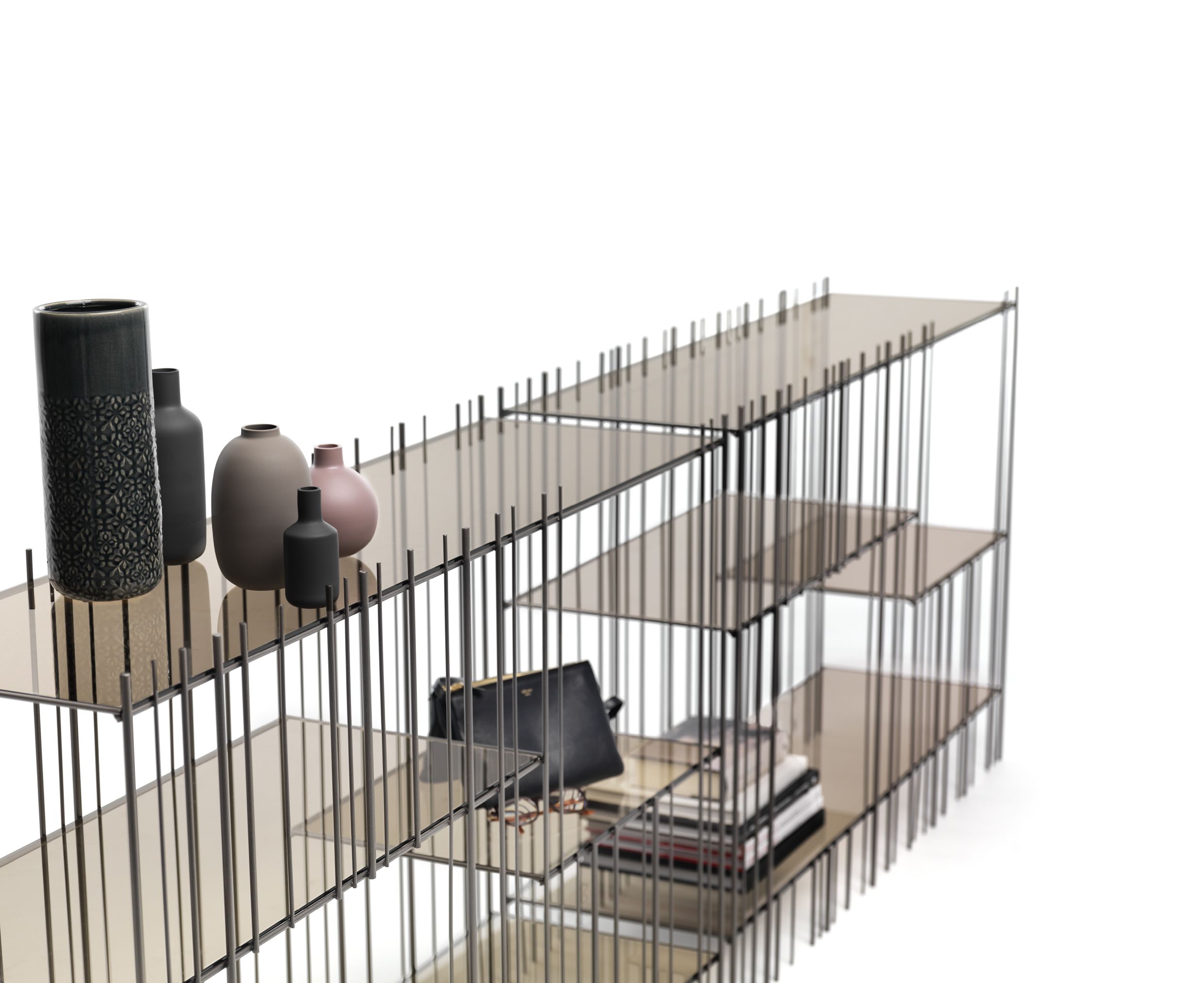 Metrica Konsole von Mogg mit bronzefarbenen Glasböden, dekoriert mit Vasen, Büchern und einer Handtasche.