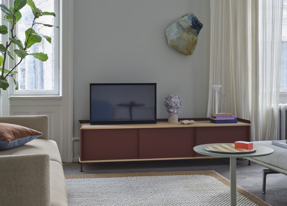 Wohnzimmer mit Muuto Enfold Sideboard Low in Rotbraun als TV-Möbel.