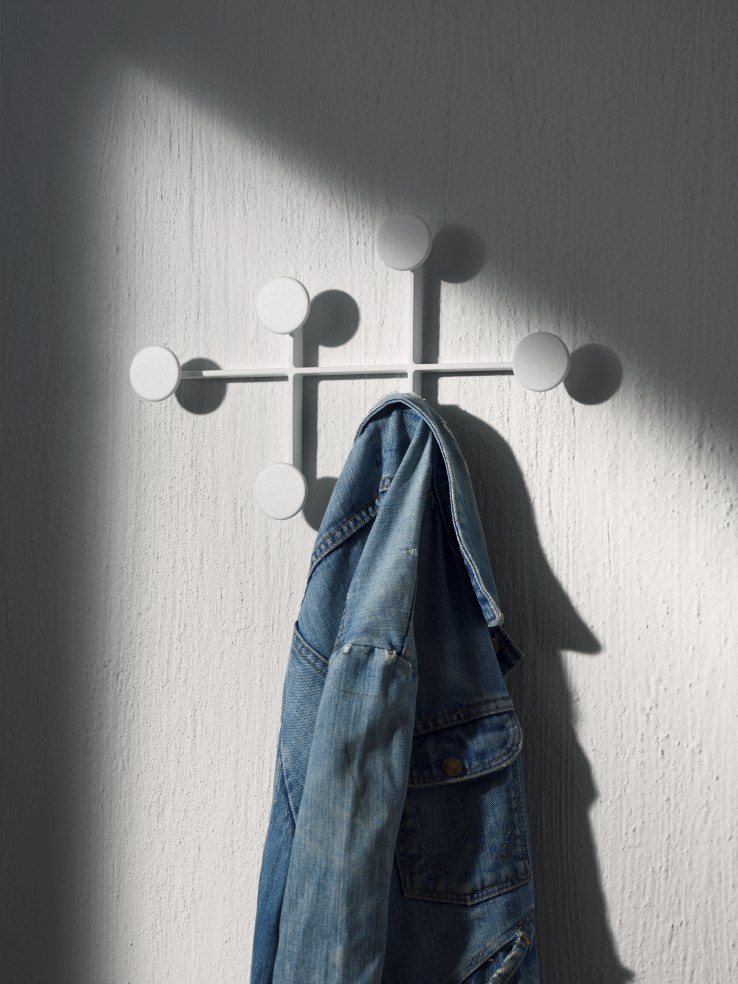 Weißer Afteroom Coat Hanger Garderobenhaken an Wand mit hängender Jeansjacke, moderne Wandgarderobe.