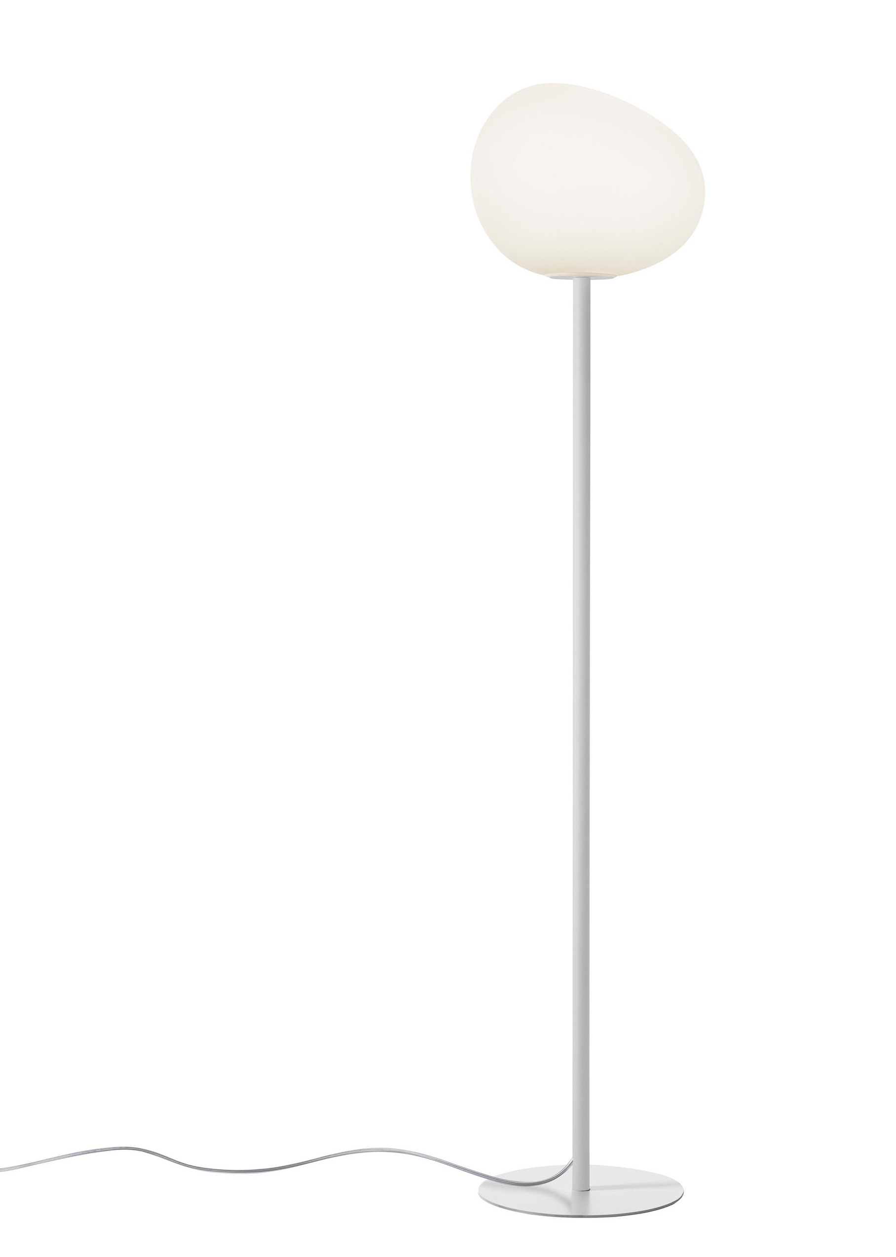 Weiße Gregg Stehleuchte von Foscarini mit organisch geformtem Lampenschirm für Wohnzimmer und Schlafzimmer.