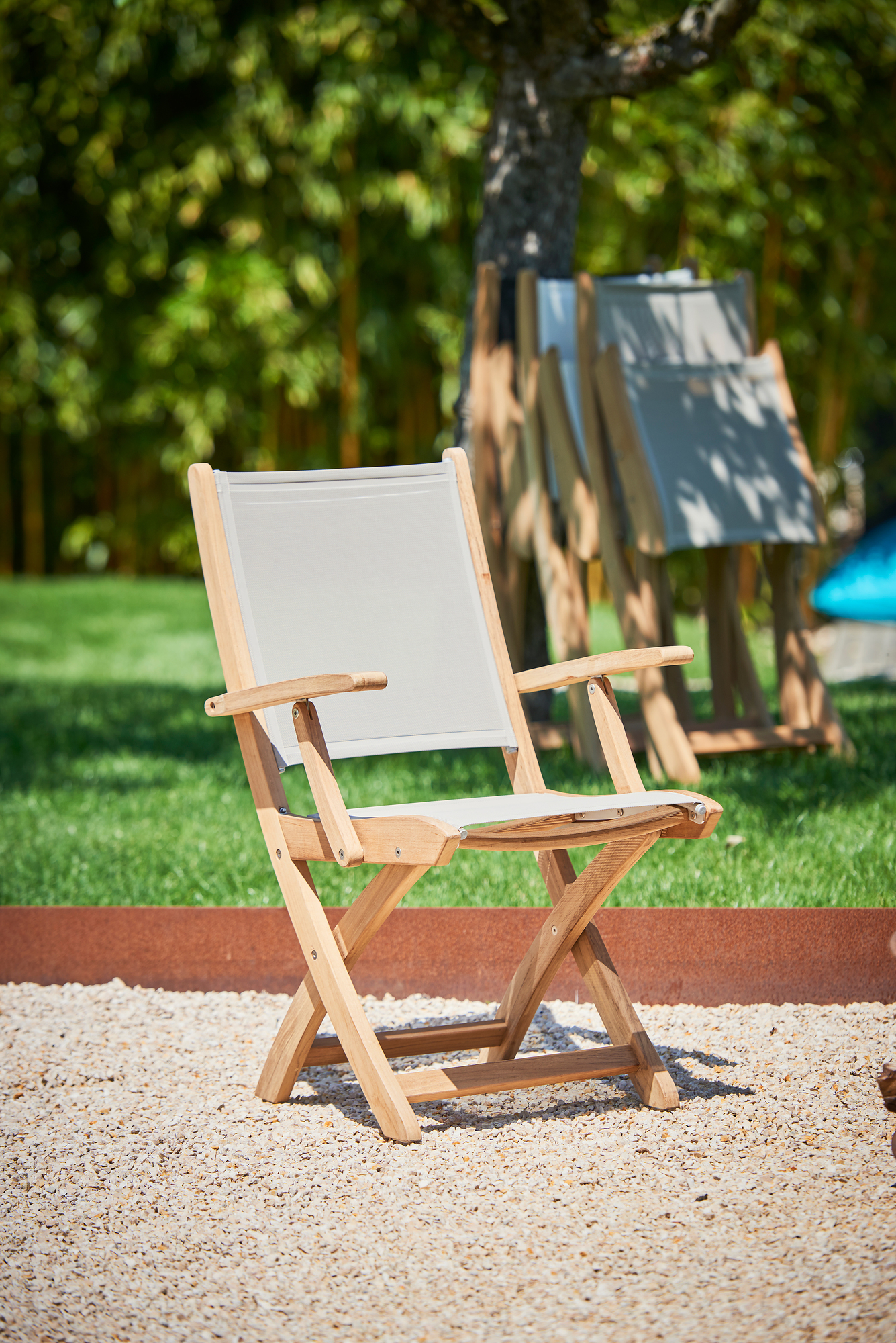 Jump Klappsessel Taupe von Jan Kurtz: Holz Klappstuhl mit Armlehnen für Garten und Terrasse.