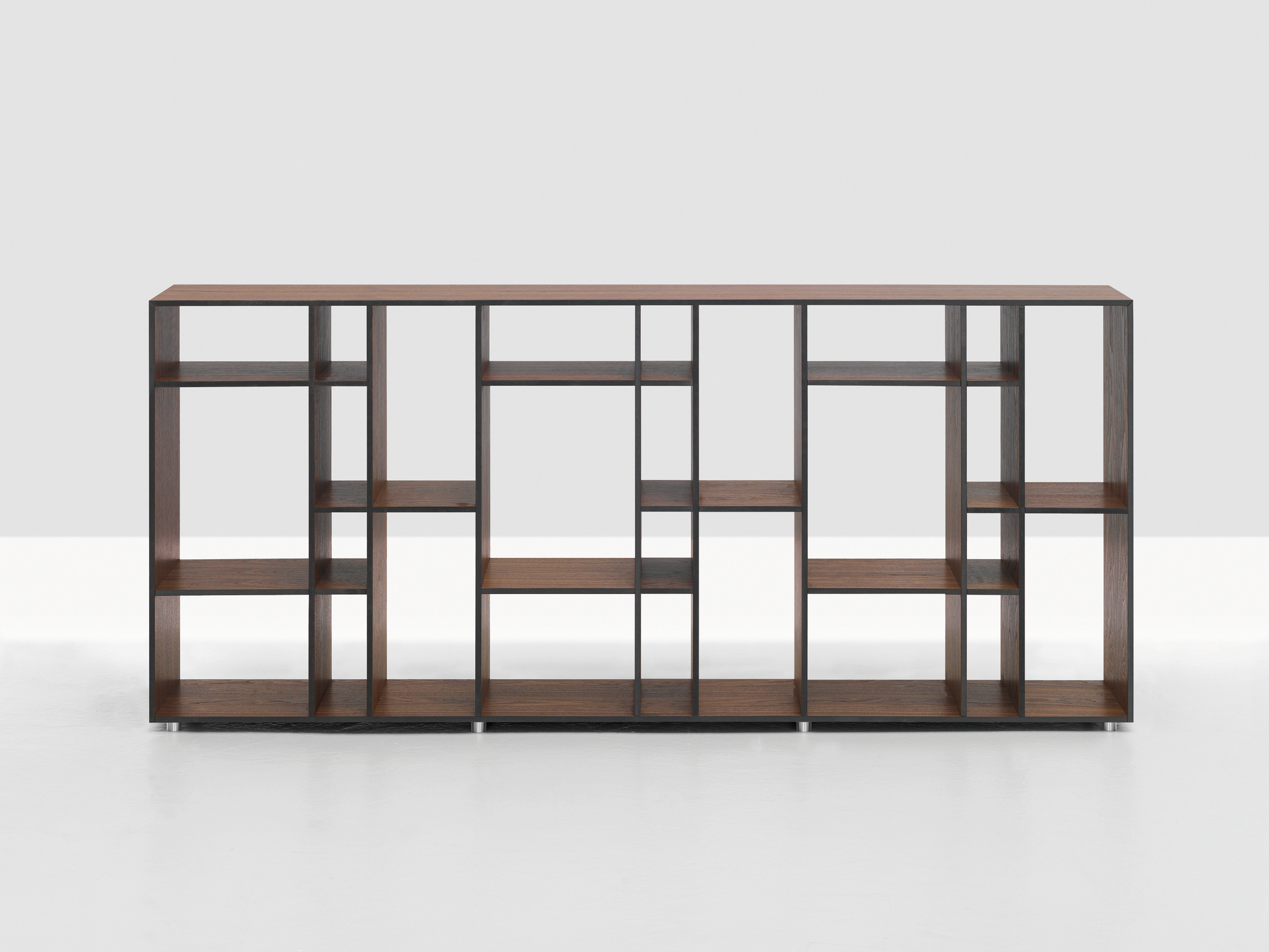 Code 2 Holzregal aus MDF mit amerikanischem Nussbaumfurnier, modernes Design mit offenen Fächern.