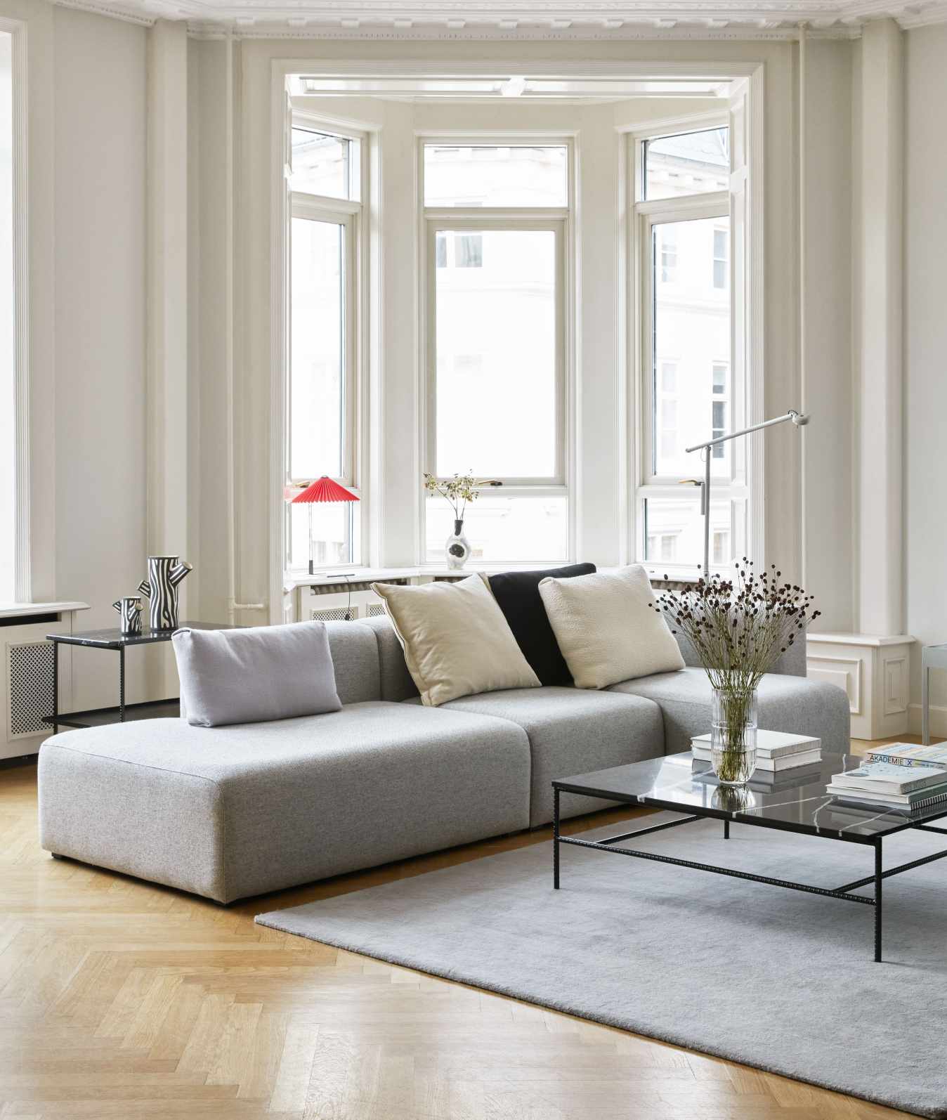 Helles Wohnzimmer mit Mags Sofa von Hay, 3-Sitzer in Sandfarben, moderne Wohnlandschaft.