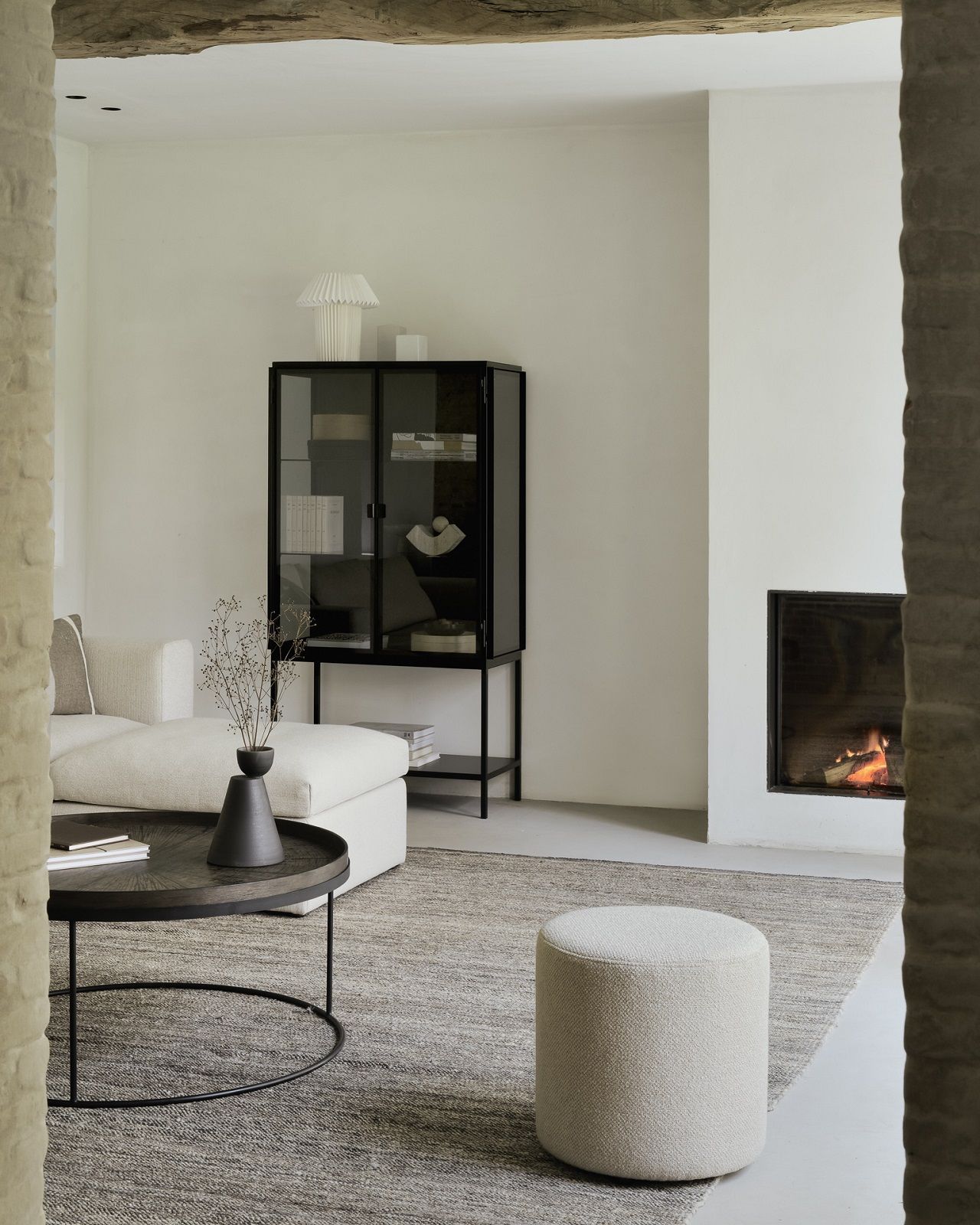 Nahaufnahme des Slice Holztabletts von Ethnicraft auf einem Couchtisch im Wohnzimmer.