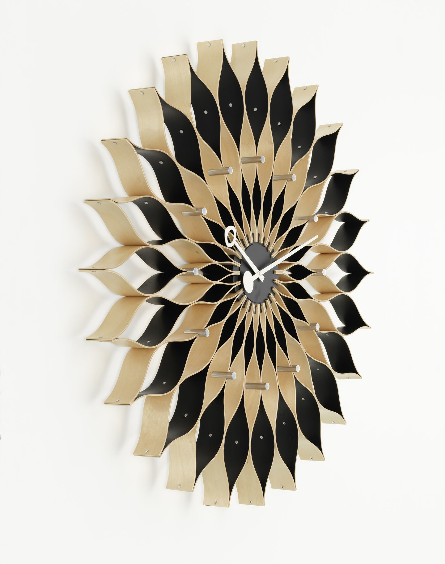 Detailaufnahme der Vitra Sunflower Clock Wanduhr, ein dekoratives Designobjekt für moderne Wohnräume.