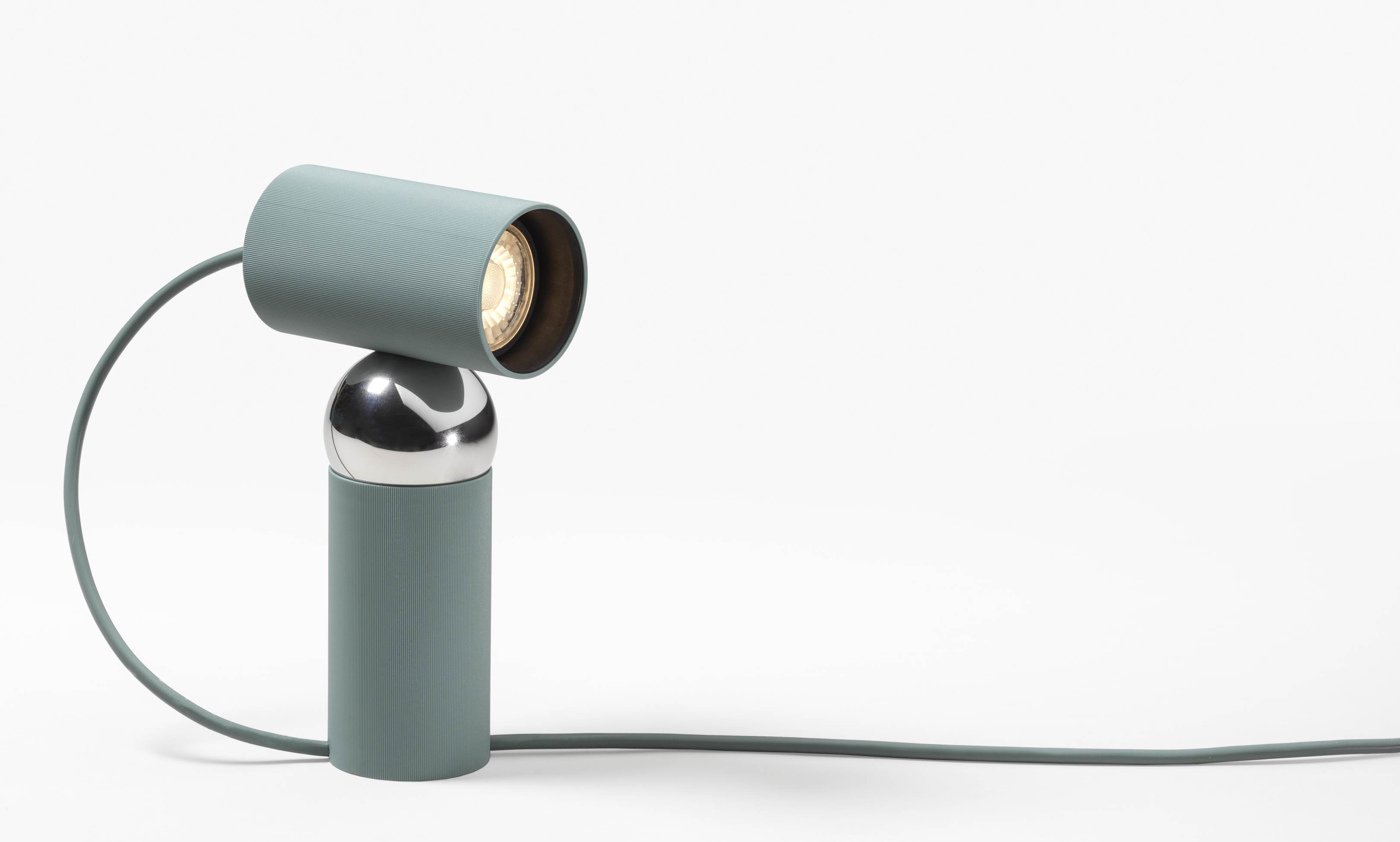Nahaufnahme der modernen Bilboquet Tischleuchte von Flos in Salbei-Grün.