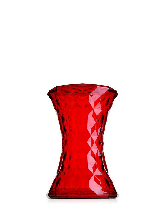 Roter Stone Hocker von Kartell mit Facettenmuster, moderner Designhocker für Wohnzimmer und Garten.