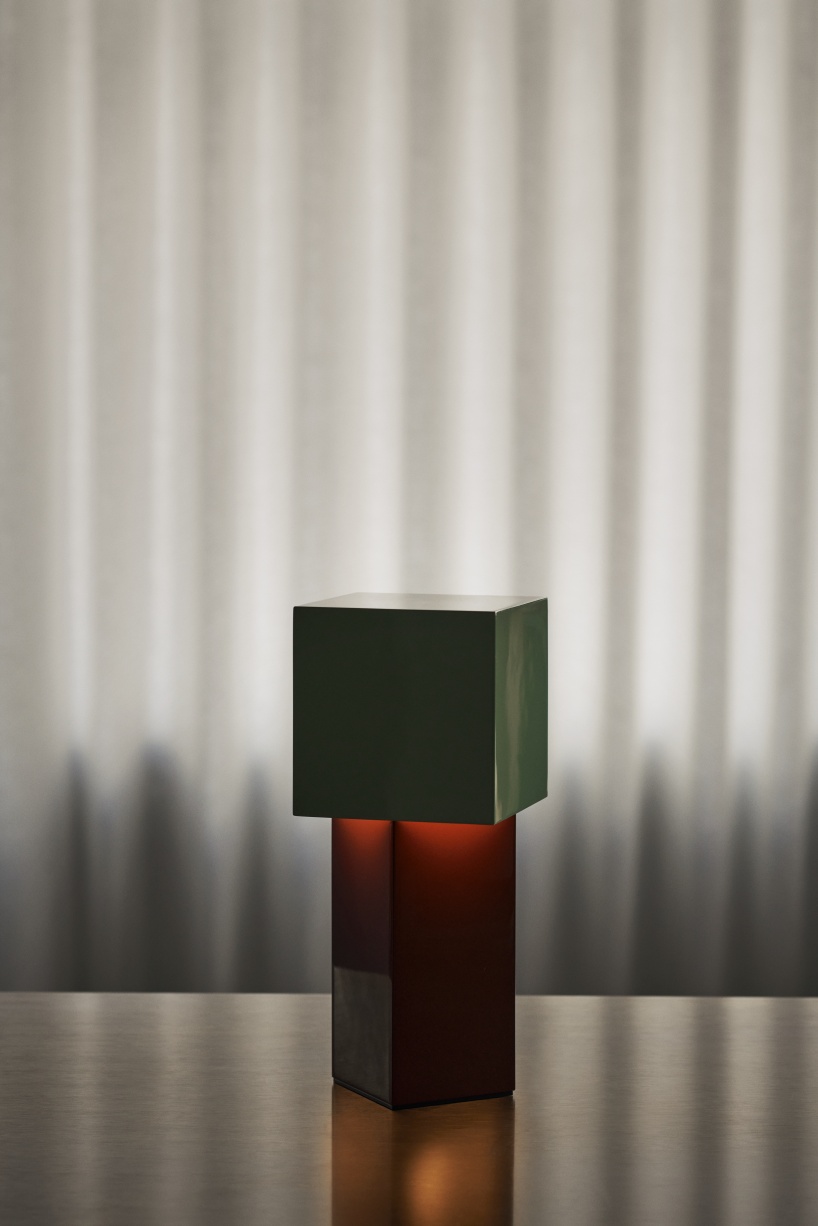 Nahaufnahme der Pivot ATD7 Tischleuchte von AndTradition; modernes Design, Akku-betriebene Lampe.