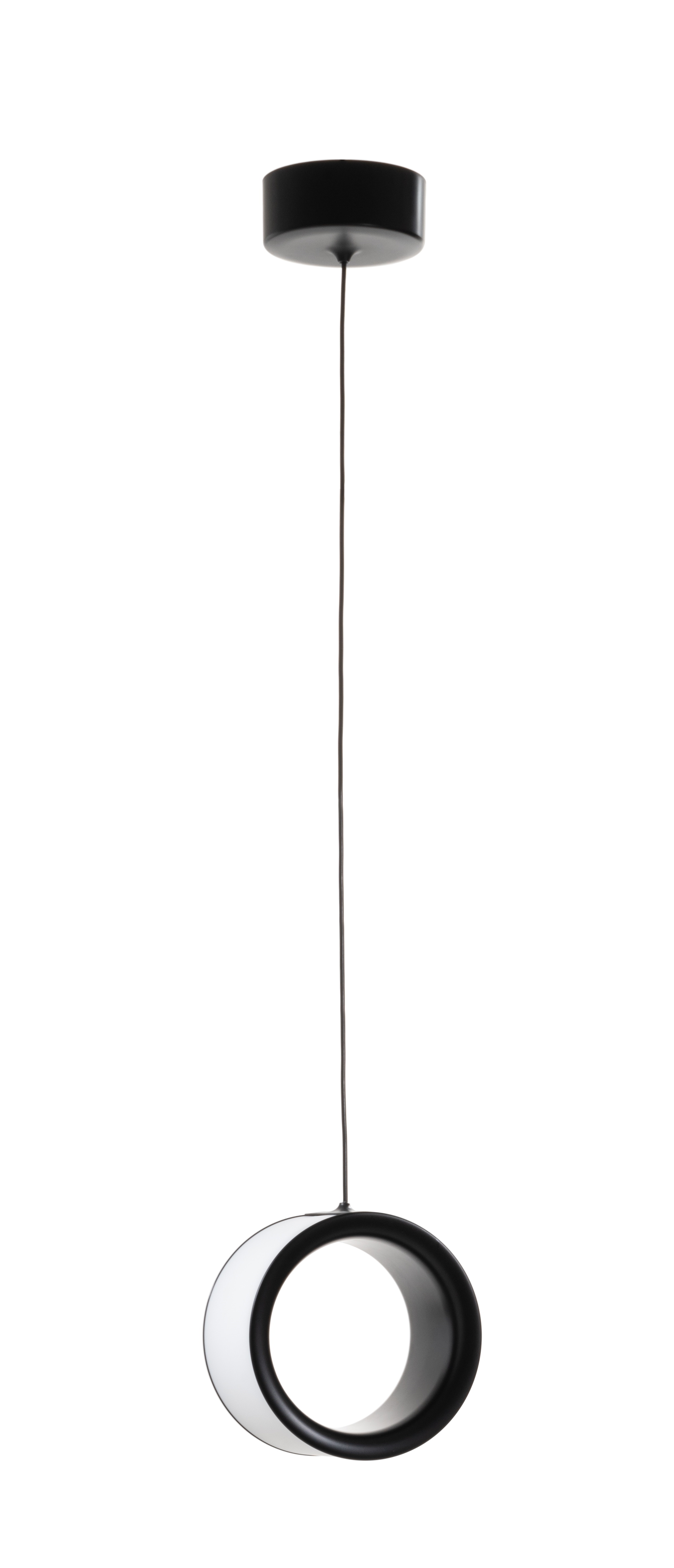 Lost Pendelleuchte von Magis: Minimalistische Hängelampe mit schwarzem Ring und weißem Diffusor.