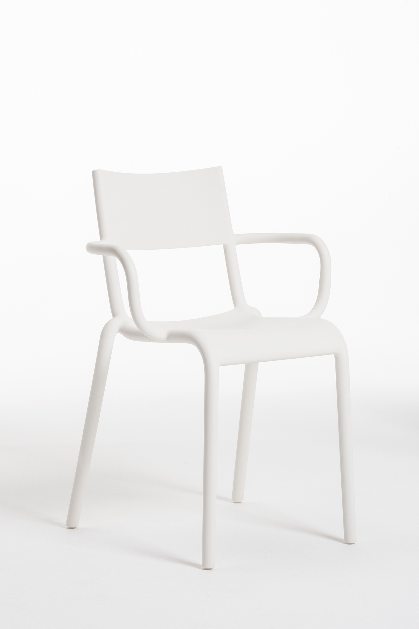 Bild eines weißen A Armlehnstuhls im Kartell-Stil. Moderner Designstuhl für Wohnzimmer und Esszimmer.