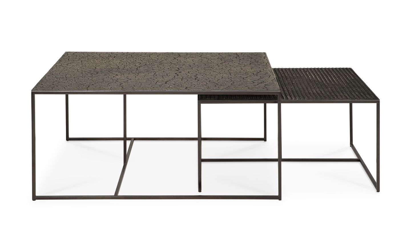 Pentagon Couchtisch 2er Set von Ethnicraft: Zwei quadratische Tische mit dunkler, strukturierter Oberfläche.