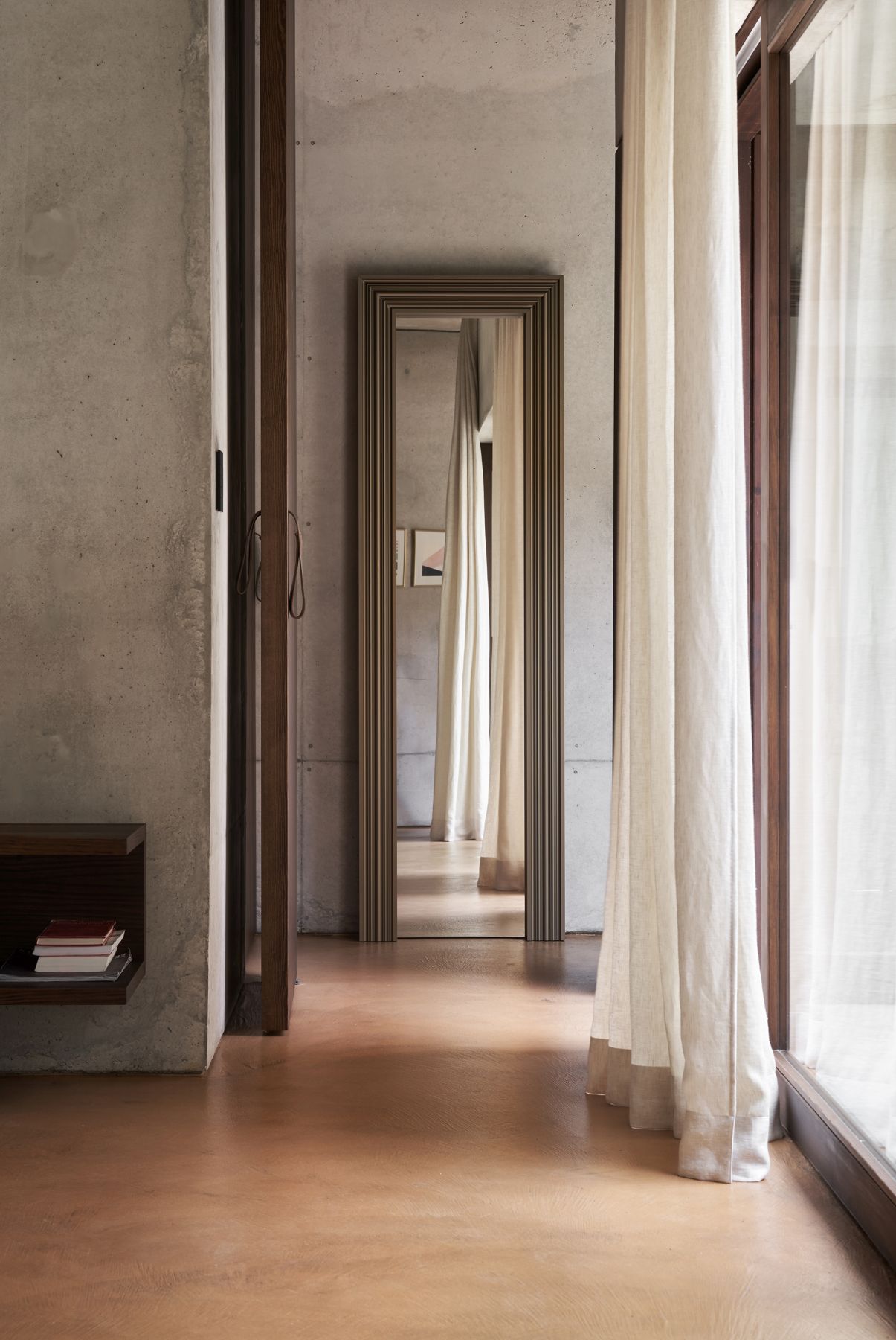 Oodh Standspiegel von Opinion Ciatti im Raum mit Vorhängen und Betonwand. Moderner Standspiegel.