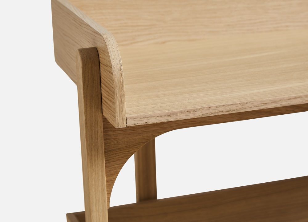 Detailaufnahme des Woud Utility Shelf Regals aus hellem Holz, modernes Design für Wohnzimmer und Büro.