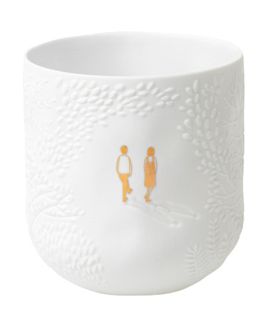Weißer Übertopf aus der Dankbar Wiese Kollektion mit Baum-Relief und goldenem Pärchen-Motiv.
