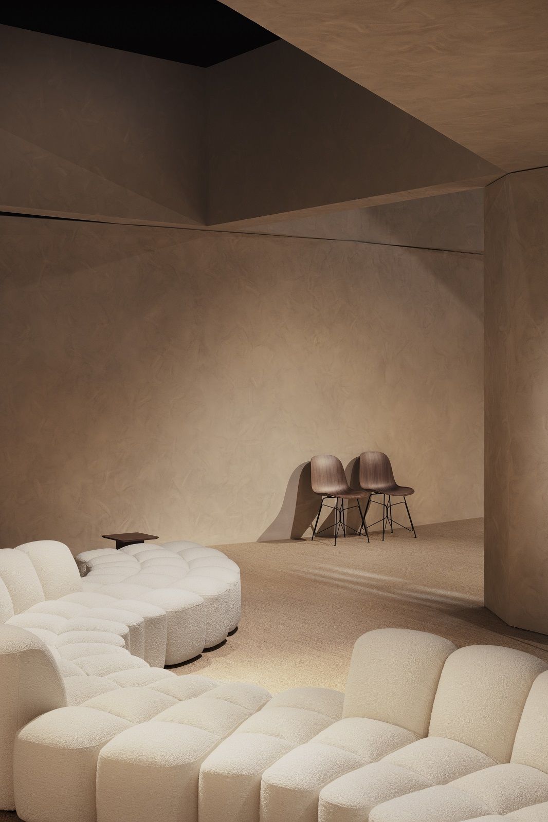 Helles, modulares Sofa "Array" von MDF Italia, einladendes Wohnzimmer-Design mit zwei Stühlen.