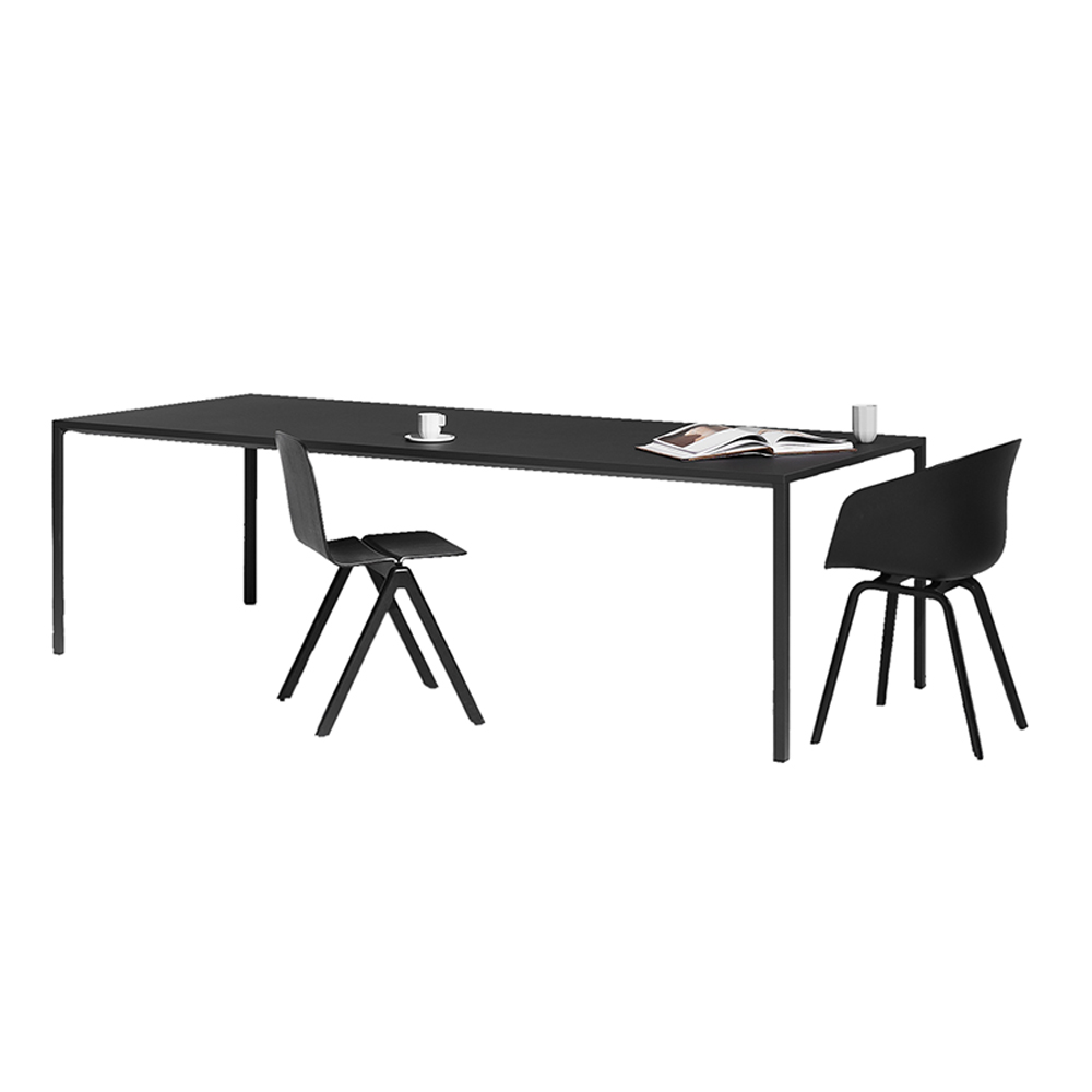 Schwarzer New Order Table Tisch von Hay mit zwei Stühlen, Tasse und Buch.