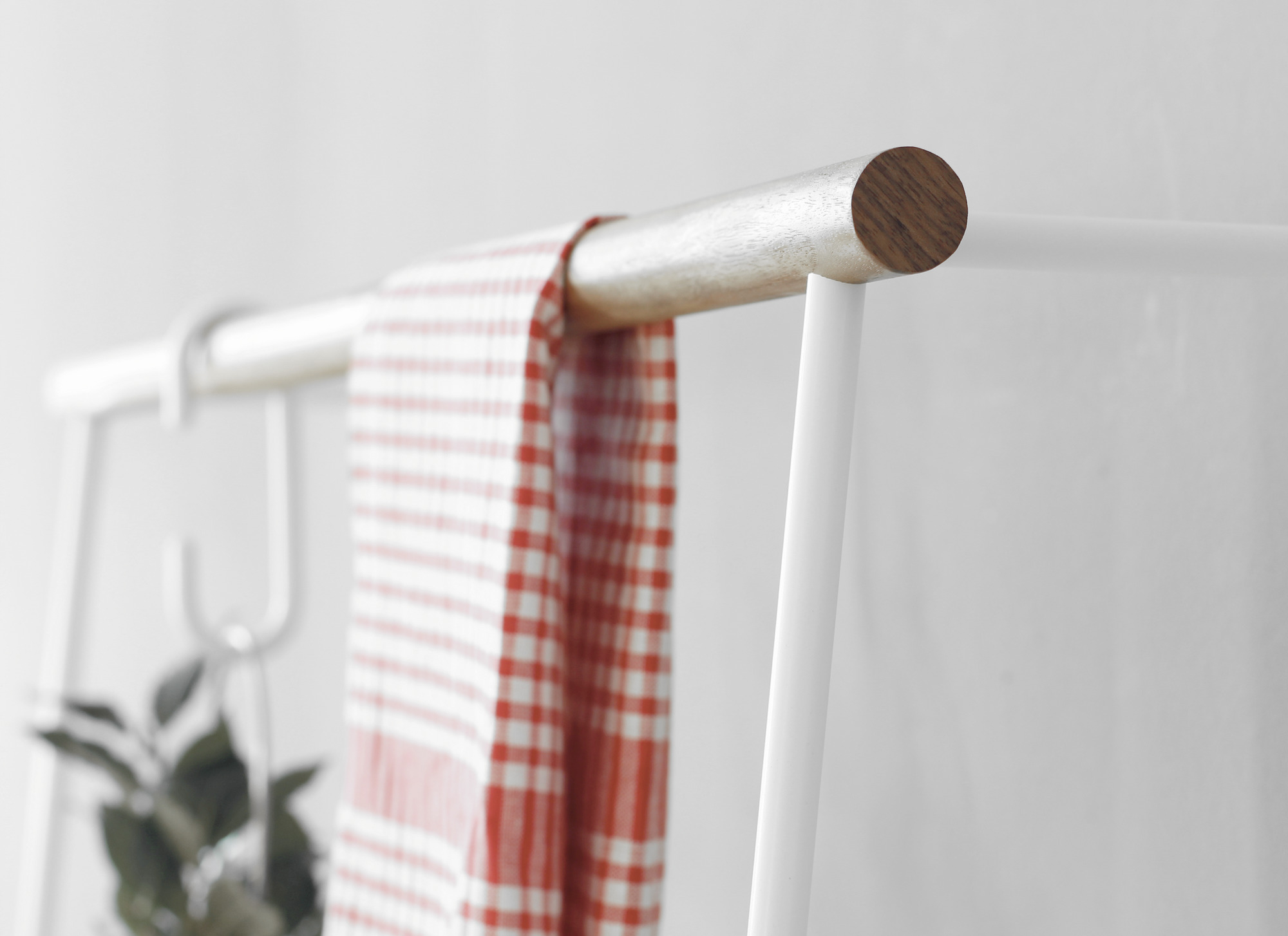 Detailaufnahme: Roomsafari Little Leanon II Stummer Diener in Schwarz mit rotem Handtuch.