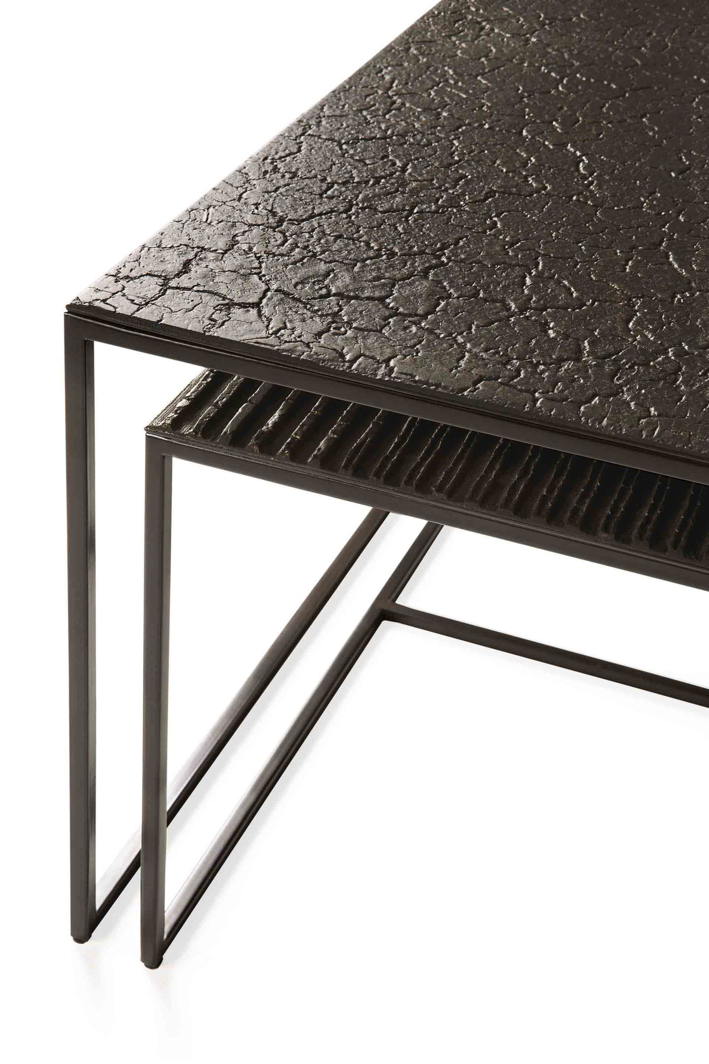 Pentagon Couchtisch 2er Set von Ethnicraft, Detailaufnahme der Tischplatten mit einzigartiger Textur.