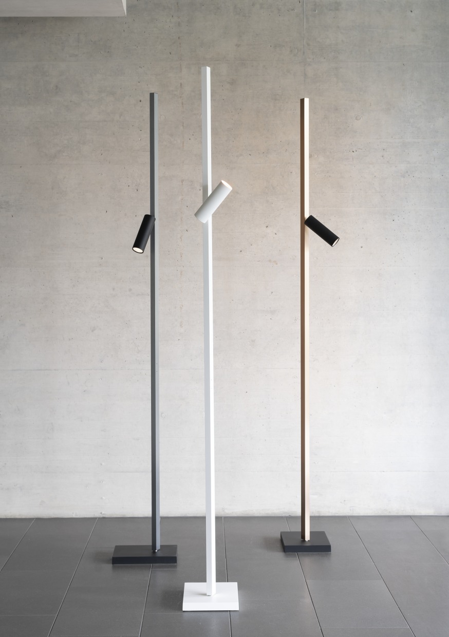 Drei moderne Zen X Stehleuchten von Steve Lechot Luminaires in Schwarz, Weiß und Gold.