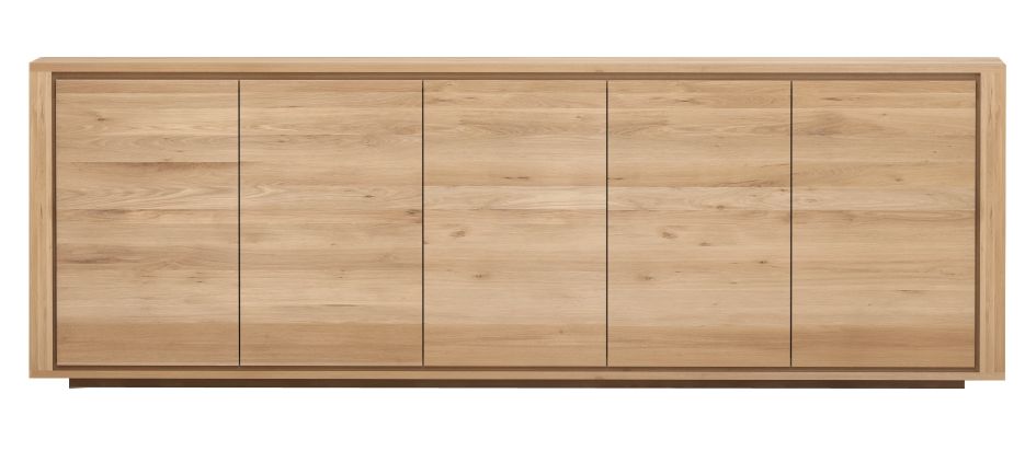 Frontansicht des Ethnicraft Shadow Sideboards aus Eiche, modernes Designmöbel für Wohnzimmer und Esszimmer.