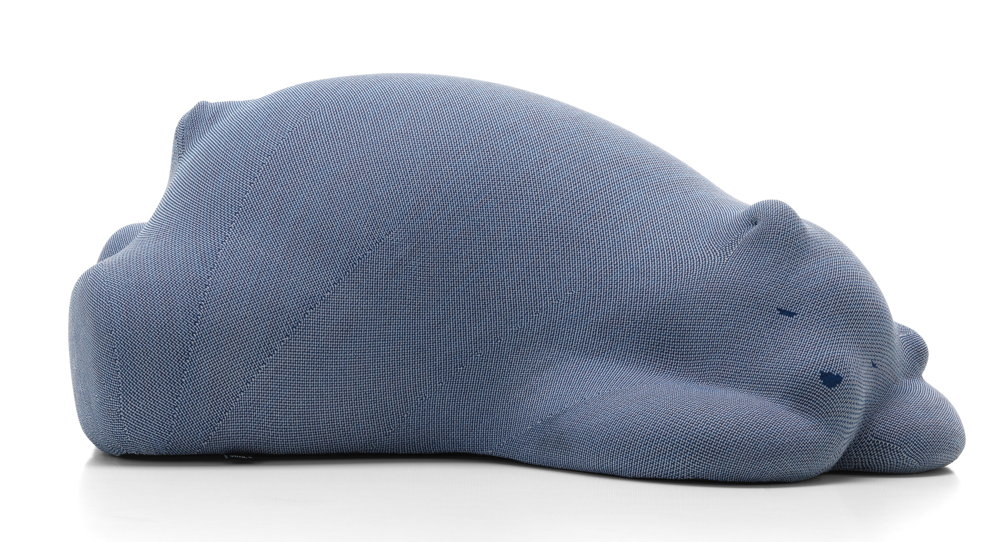 Blauer, liegender Stoffbär "Resting Bear" von Vitra, modernes Design Kuscheltier für Kinder.