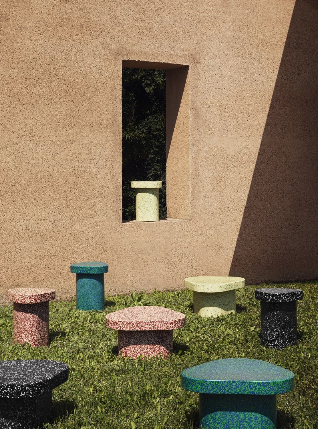 Mehrere farbige Superpop Couchtische von Miniforms im Garten, Indoor/Outdoor geeignet.