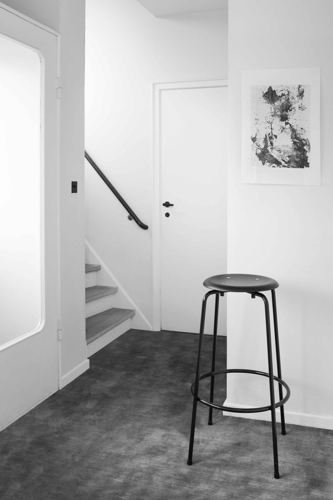 Schwarzer SB 38 Barhocker von Wilde+Spieth, lackiert, im minimalistischen Interieur. Design Barstuhl für Küche oder Bar.