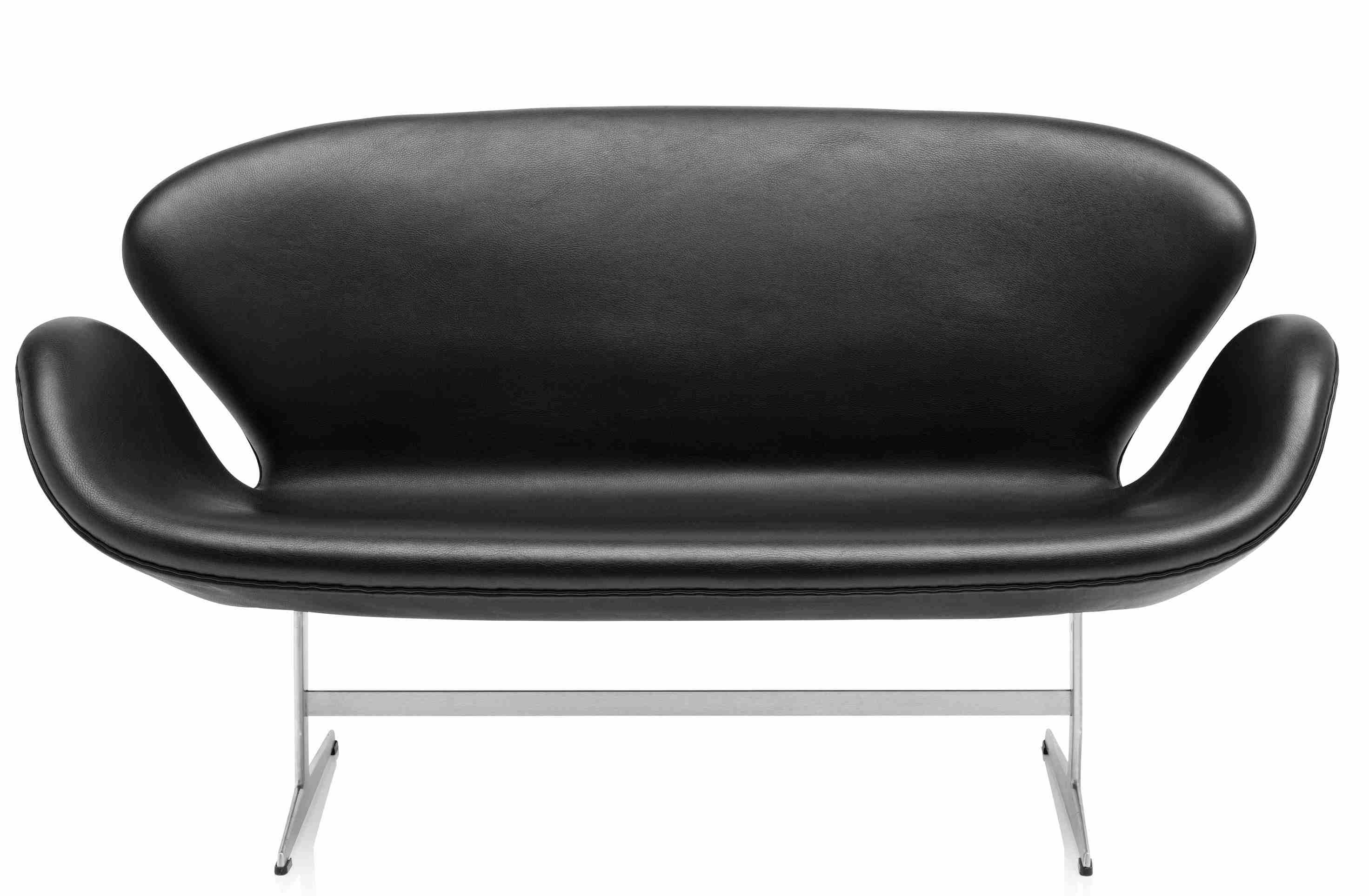 Schwarzes Schwansofa mit Lederbezug und Metallfuß, ein Designklassiker für modernes Wohnen.
