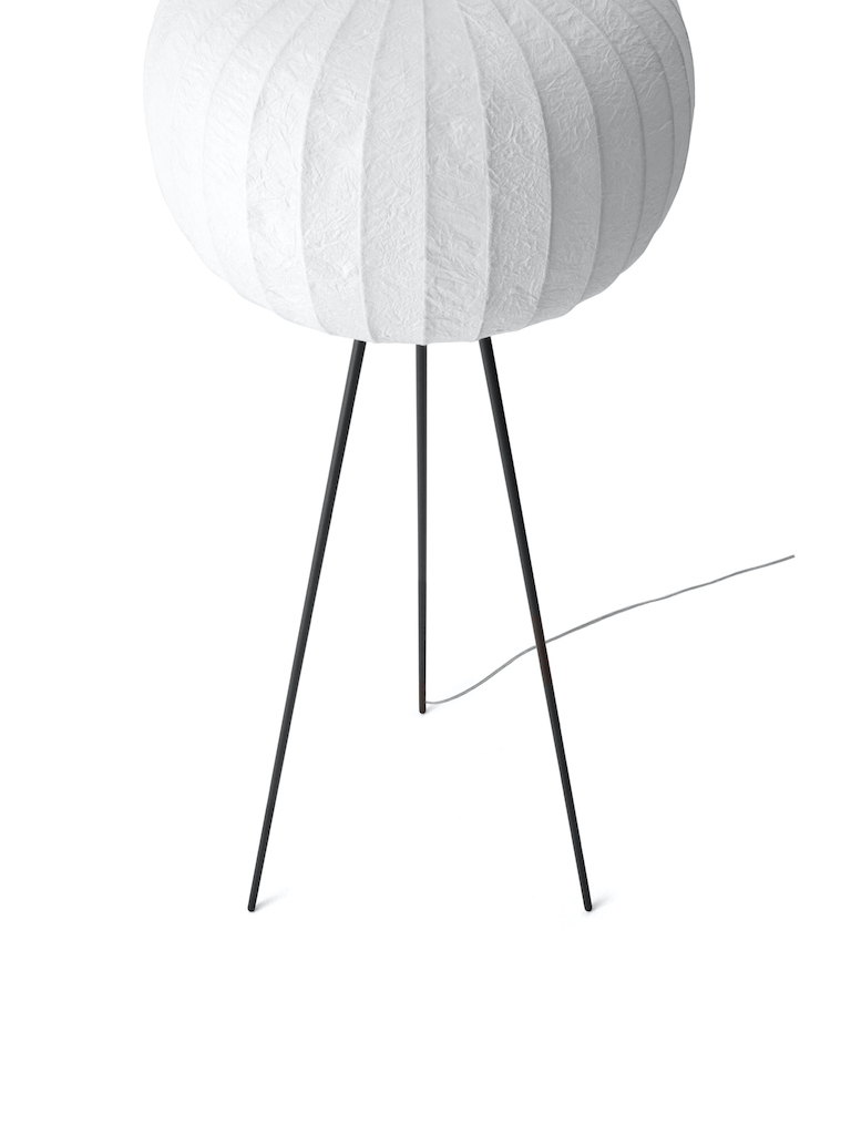 Vipp Paper Floor Lamp: Stehleuchte mit weißem Papierschirm und dunklem Eichenholz-Gestell.