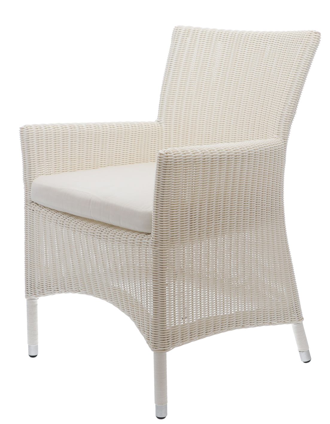 Weißer Rattansessel mit Armlehnen und passendem Sitzkissen für den Outdoor-Bereich.