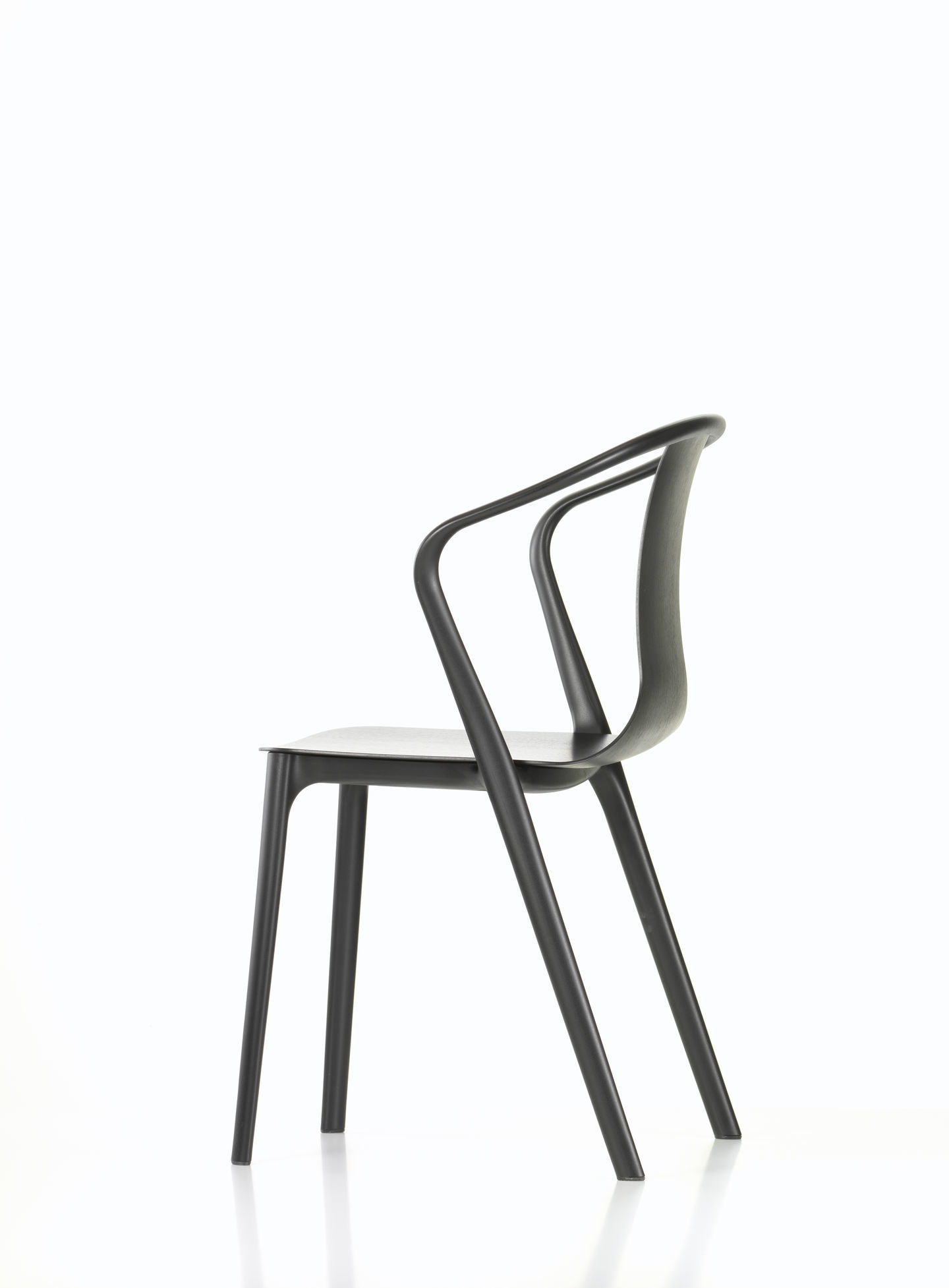Schwarzer Belleville Armchair von Vitra, ein moderner Kunststoffstuhl mit Armlehnen, Seitenansicht.