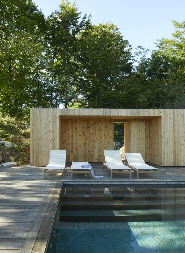 Drei Pelagus Sonnenliegen von Skagerak by Fritz Hansen am Pool im Freien.