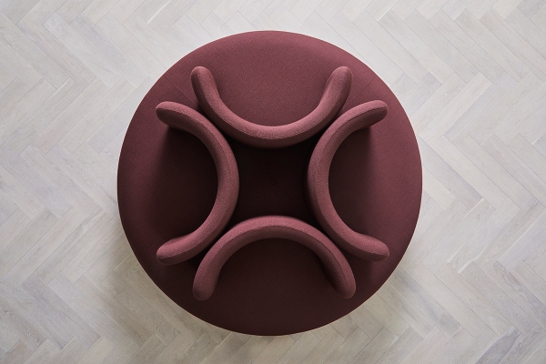 Ansicht von oben: Rotes Easy Sofa von Verpan mit vier gebogenen Sitzelementen. Modernes Design.