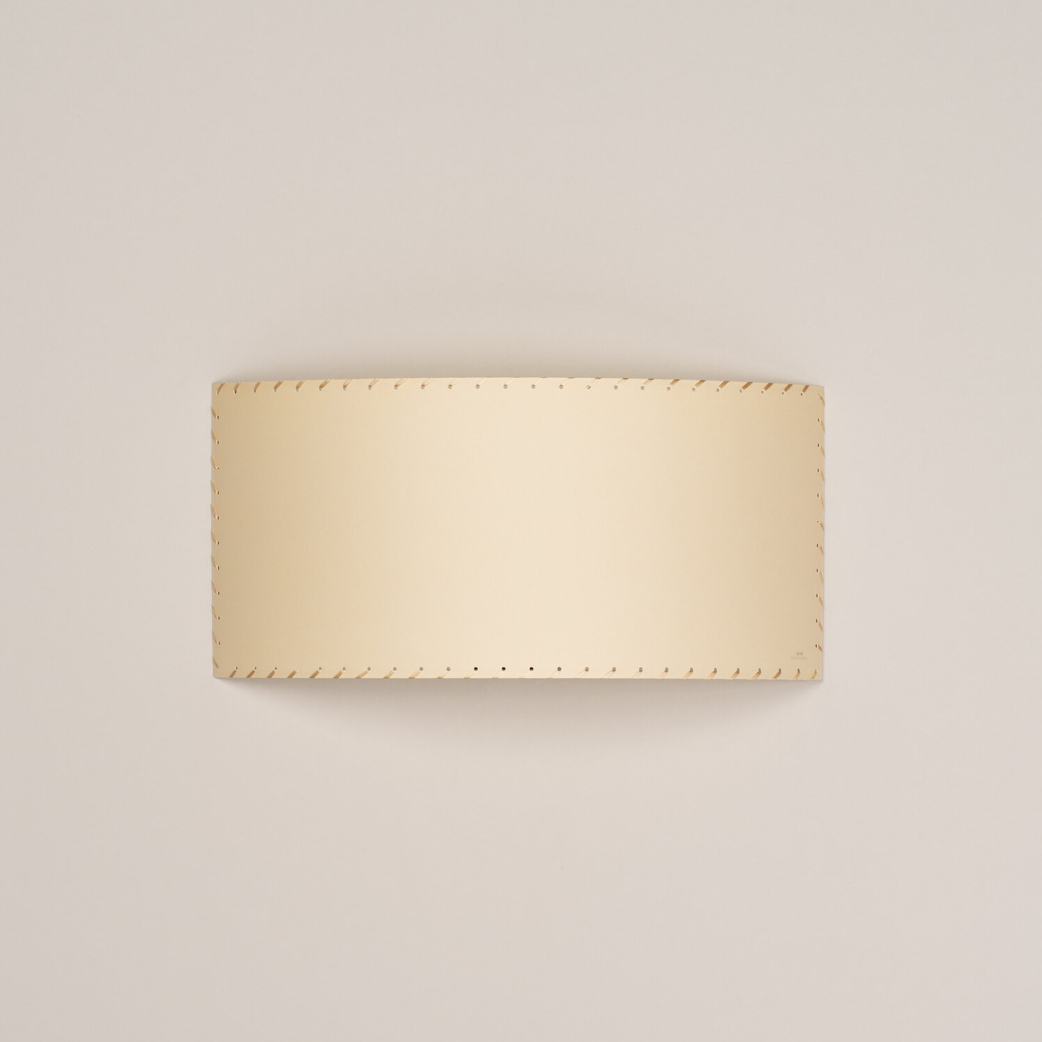 Rechteckige Wandleuchte "Comodín" von Santa & Cole mit beigem Pergament-Lampenschirm und Ziernaht.