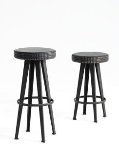 Zwei schwarze Barhocker mit runden Sitzen und Fußstütze. Bar Stud Hocker von Moroso Diesel.